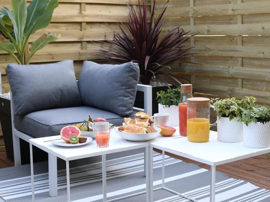 - une table avec de la nourriture et des boissons sur le canapé dans l'établissement Maison Bacou Cité 3, à Carcassonne