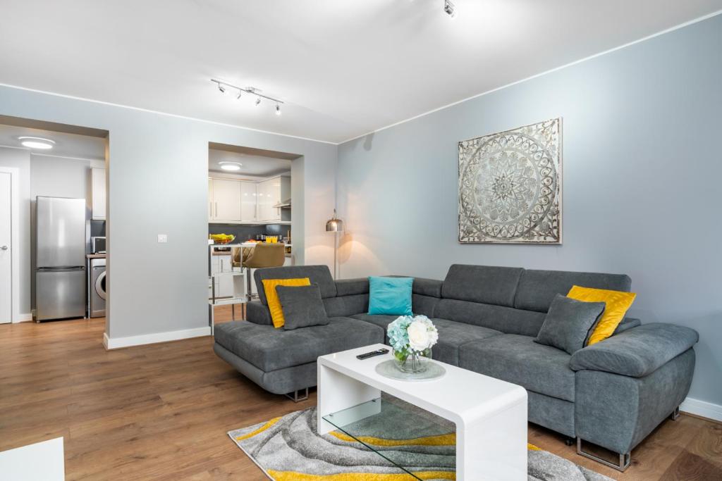 uma sala de estar com um sofá e uma mesa em Large Apartment Near Stonehenge Amesbury Town Centre Smart TVs Netflix FREE PARKING em Amesbury