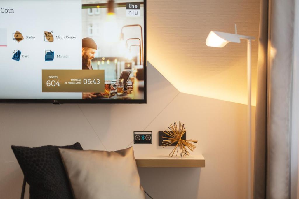 TV a/nebo společenská místnost v ubytování Holiday Inn - the niu, Coin Frankfurt Ostend by IHG