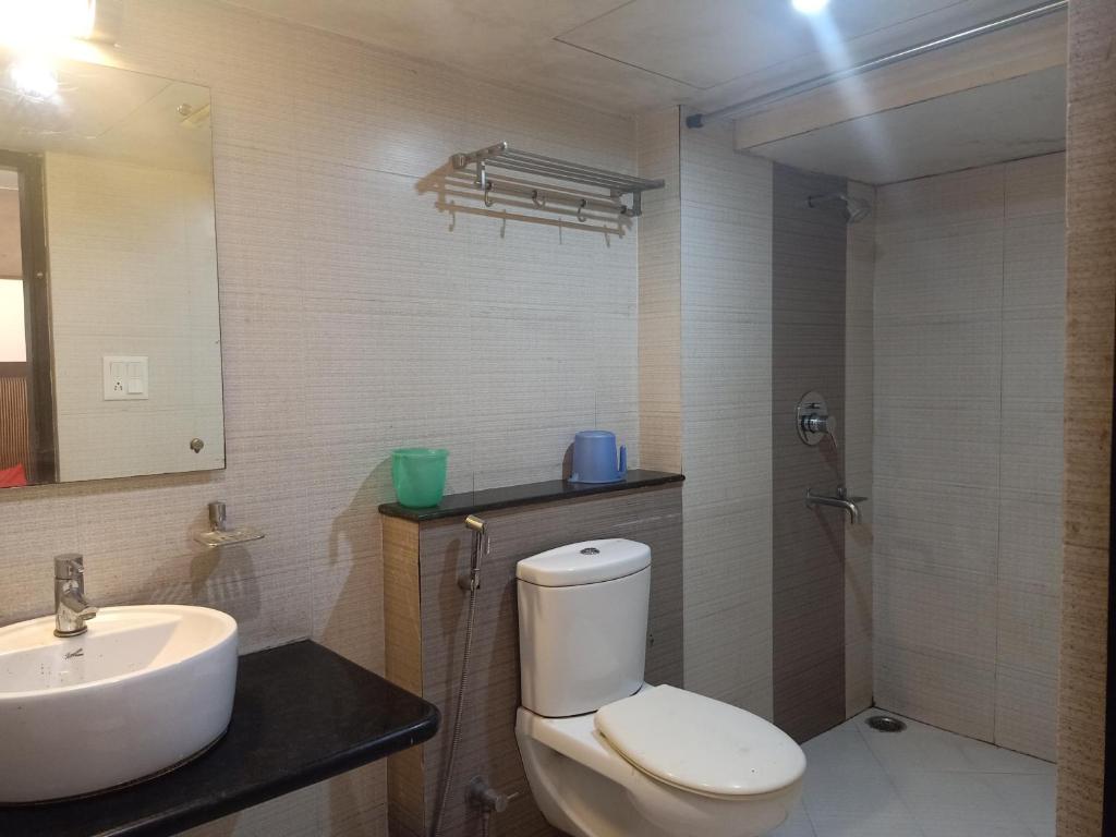 ein Bad mit einem WC und einem Waschbecken in der Unterkunft Hotel V.I.P. Regency in Dhanbad