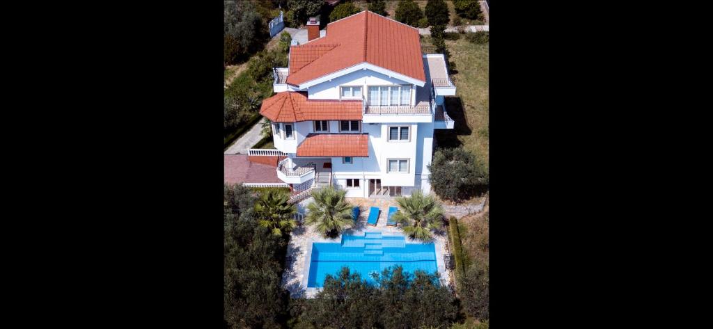 an aerial view of a house with a swimming pool at Villa Salo in Labinot i Poshtëm