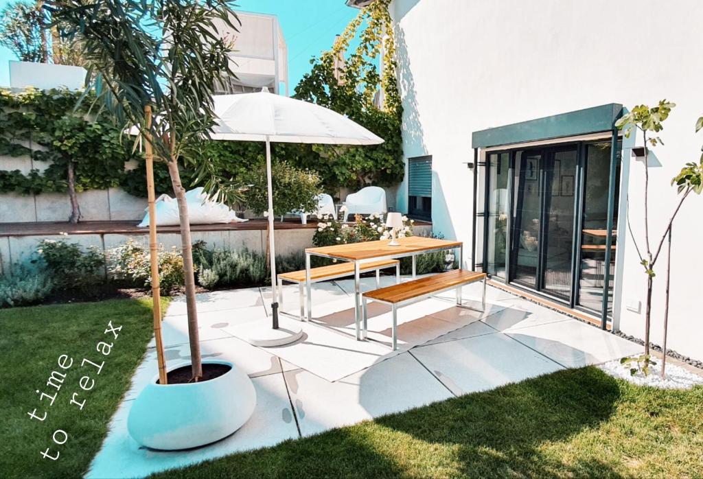 une terrasse avec une table et un parasol dans l'établissement Stielbucht, à Hattenheim