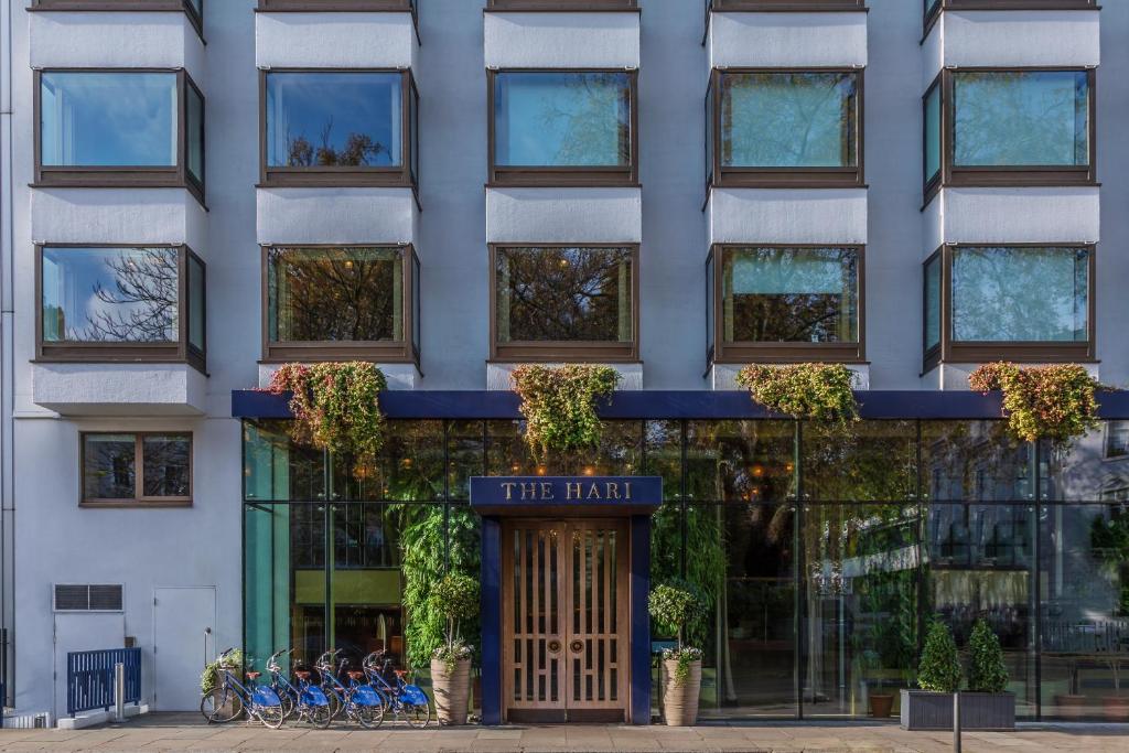 une façade d'un bâtiment avec des vélos garés à l'extérieur dans l'établissement The Hari London, à Londres