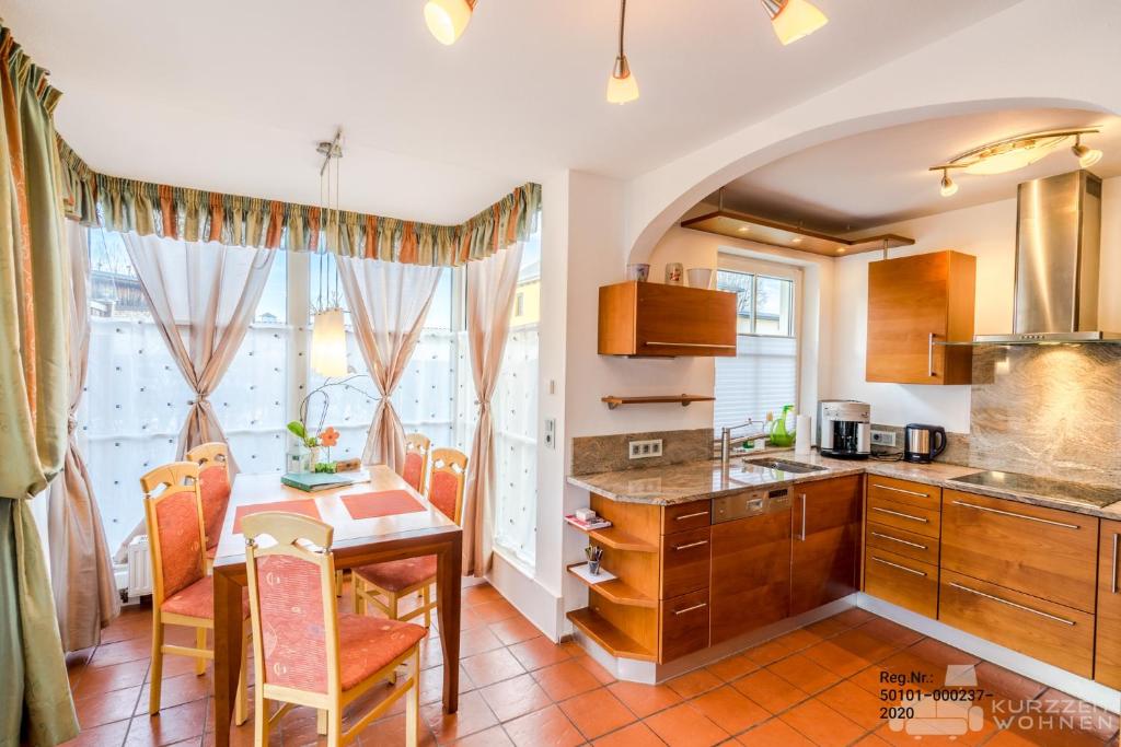 uma cozinha com mesa e cadeiras e uma sala de jantar em Residenz em Salzburgo