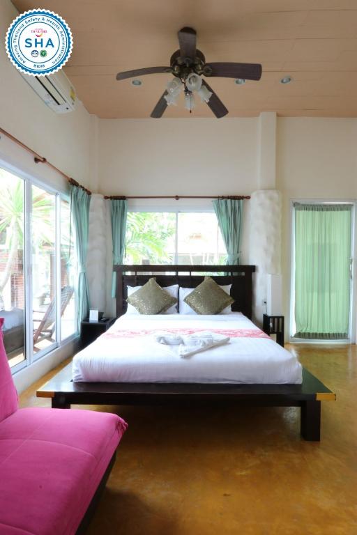 Postel nebo postele na pokoji v ubytování My Way Hua Hin Music Hotel SHA Extra Plus