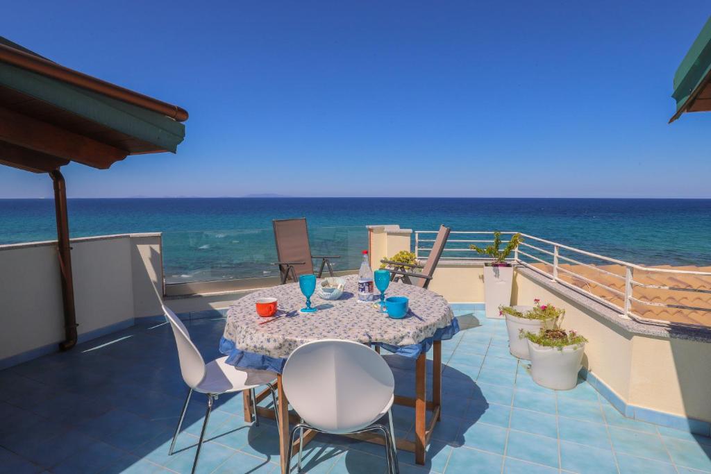 カステルサルドにあるResidence Auroraの海が見えるバルコニーに置かれたテーブルと椅子