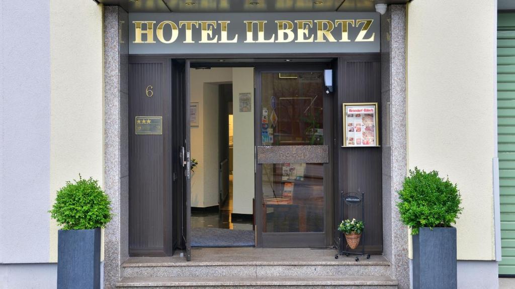 un vestíbulo de hotel con entrada a una biblioteca del hotel en Hotel Ilbertz Garni, en Colonia