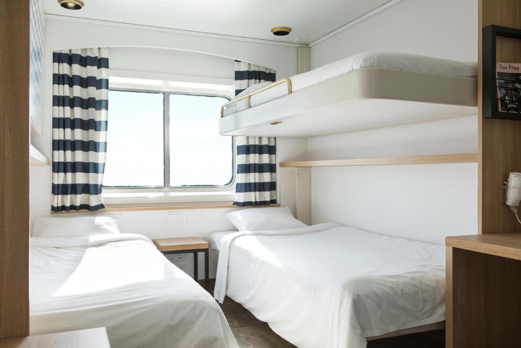 Postel nebo postele na pokoji v ubytování Silja Line ferry - Helsinki to Stockholm