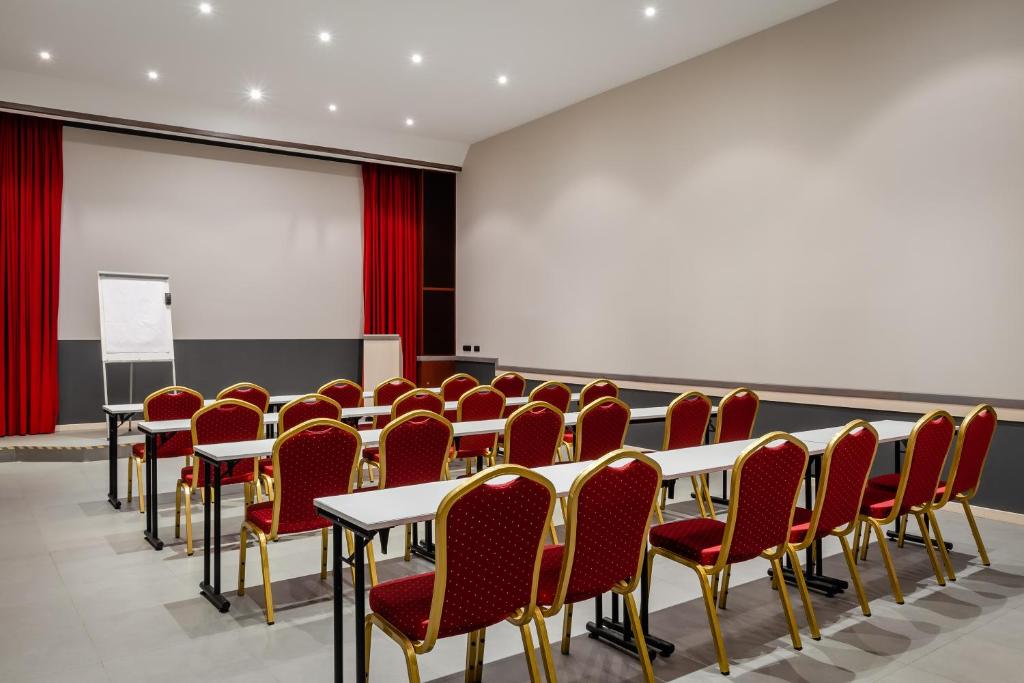 The business area and/or conference room at Sunotel Club Central