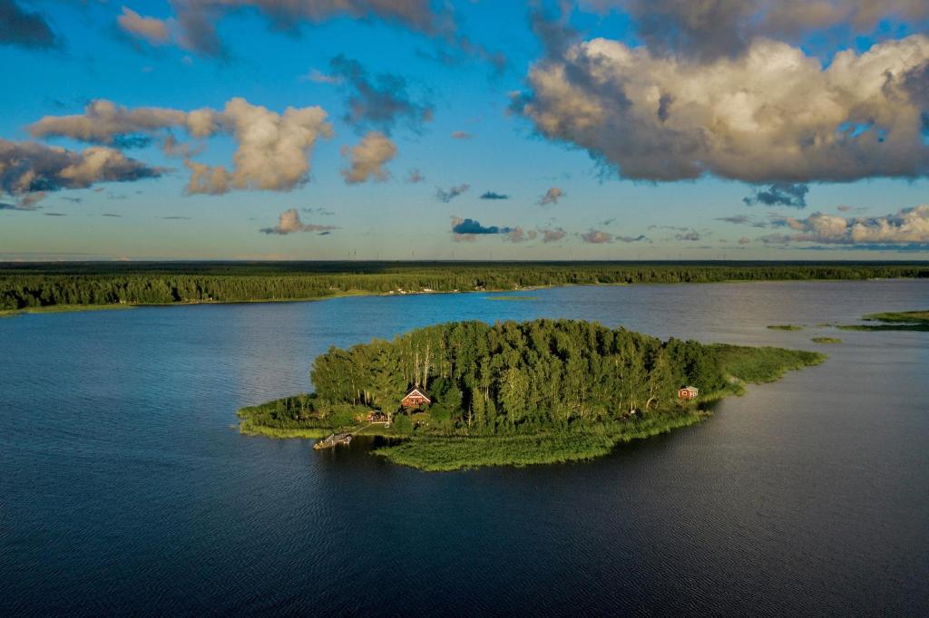 une île au milieu d'une grande masse d'eau dans l'établissement Majorsgrund - Private Island, à Malax
