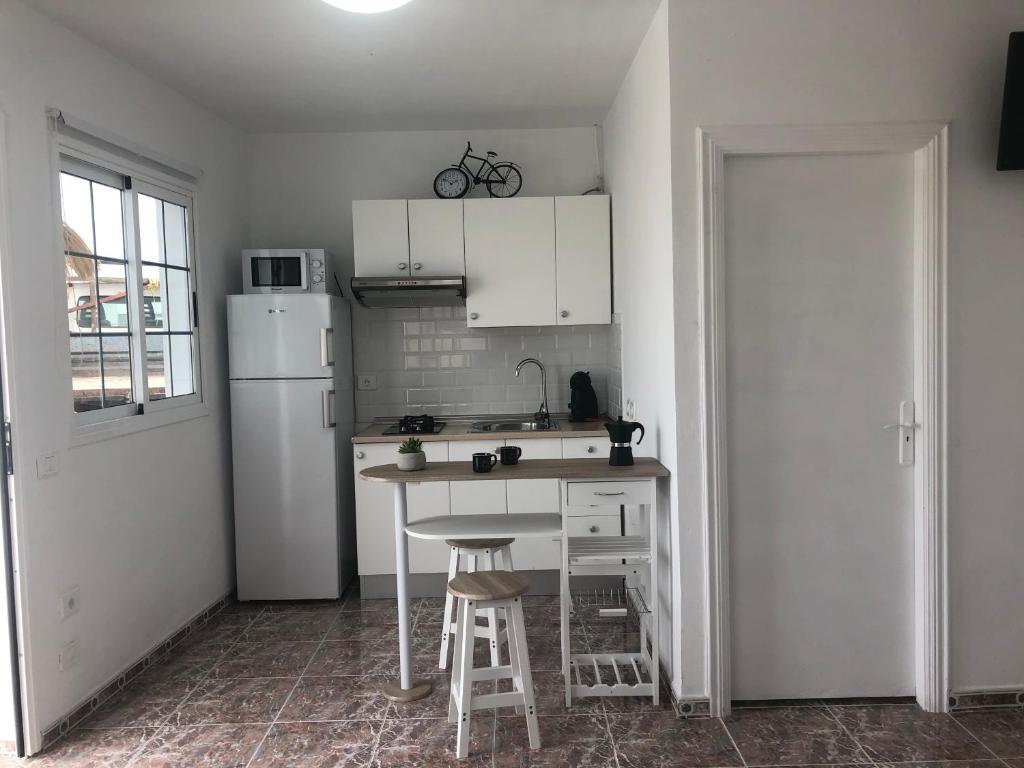 A kitchen or kitchenette at Apartamentos Elena