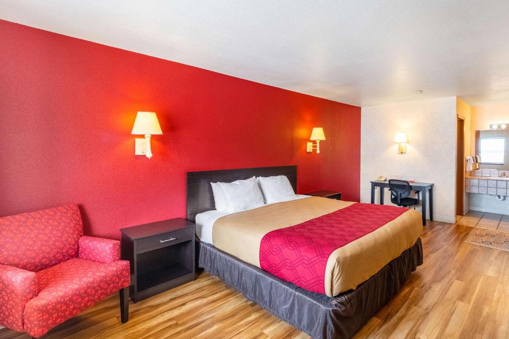 A bed or beds in a room at Econo Lodge Fredericksburg