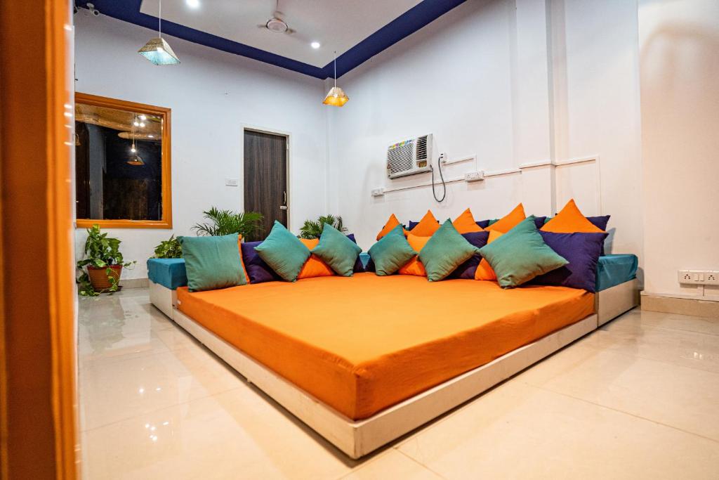 Postel nebo postele na pokoji v ubytování goSTOPS Amritsar, Chatiwind Gate