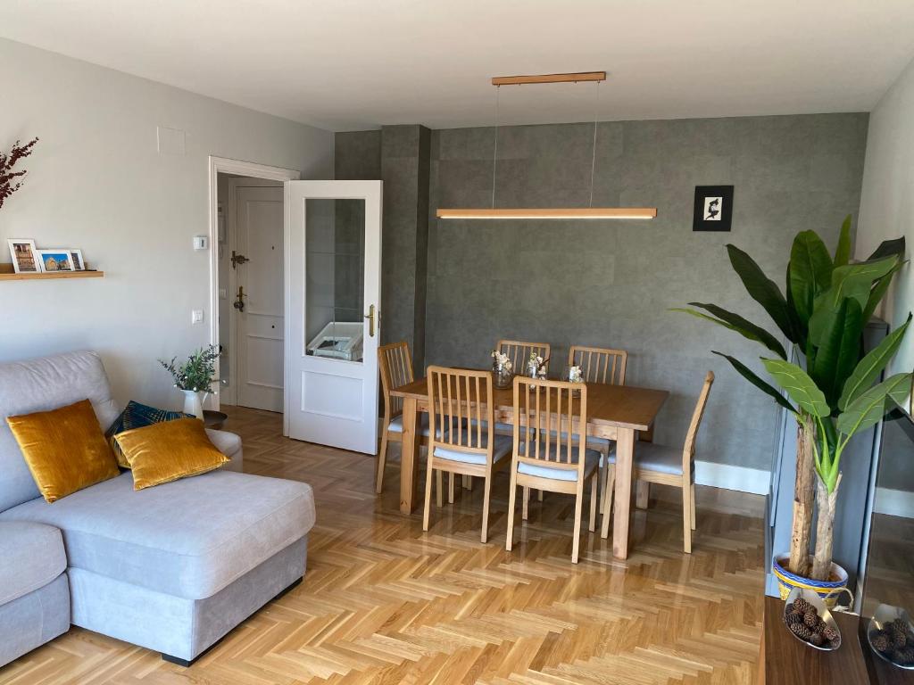 ein Wohnzimmer mit Sofa und Tisch in der Unterkunft Apartamento ideal a la entrada de Salamanca !!! in Santa Marta de Tormes