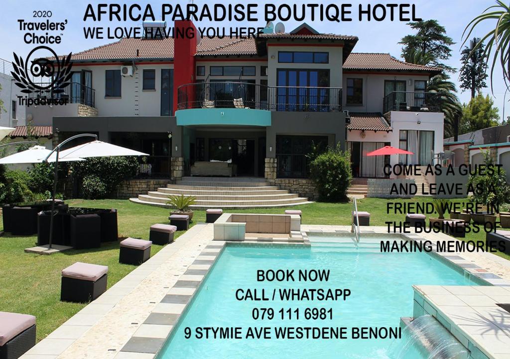 伯諾尼的住宿－Africa Paradise - OR Tambo Airport Boutique Hotel，带有游泳池的房子的杂志封面