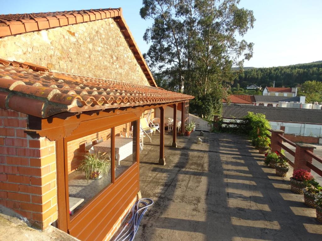 a view of a house with a roof at La Casa de la Carpintería in Renedo de Piélagos