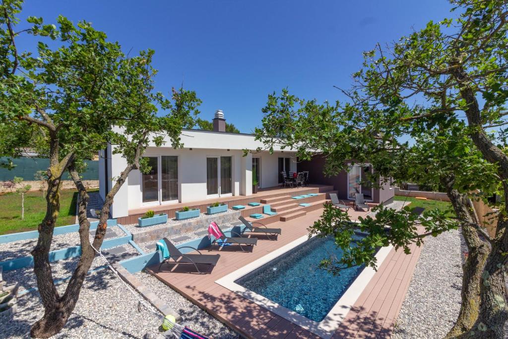 Villa Senorita in Pula with Pool
