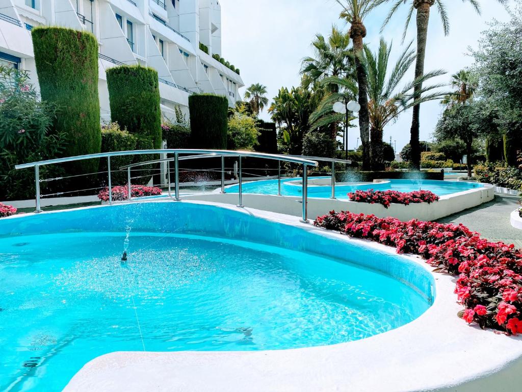 Bazén v ubytovaní Marbella House - EaW Homes alebo v jeho blízkosti