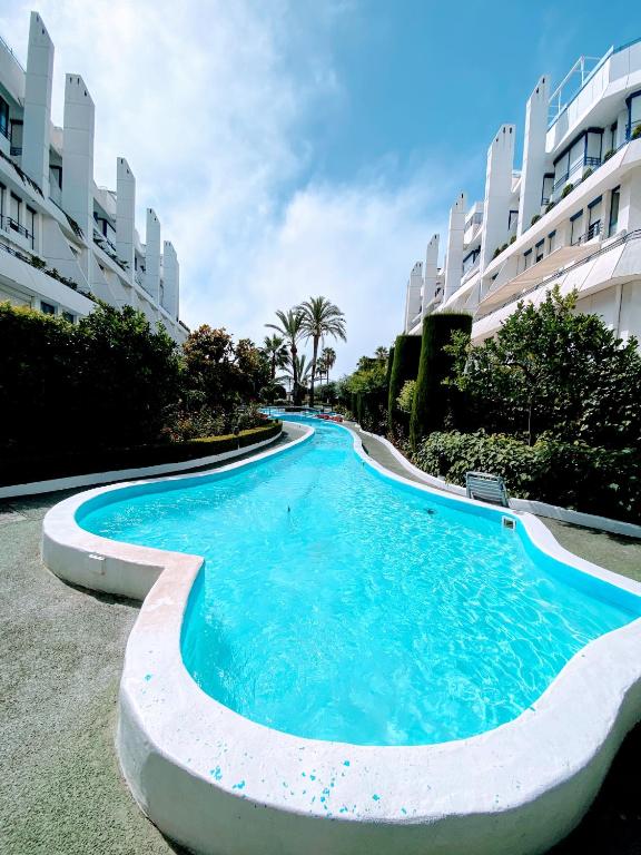 Bazén v ubytovaní Marbella House - EaW Homes alebo v jeho blízkosti