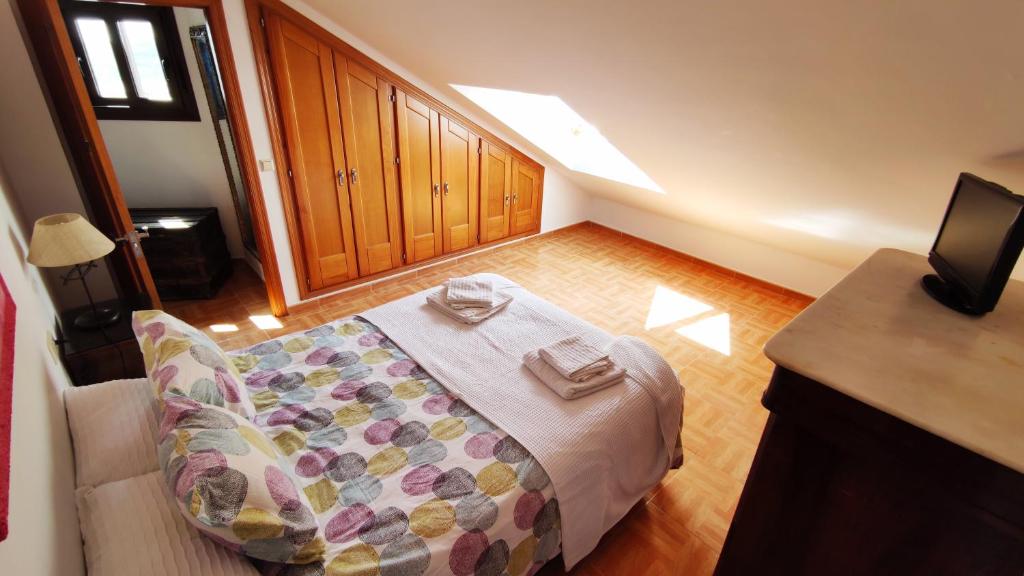 Un dormitorio con una cama y un escritorio en una habitación. en Exclusivo LOFT en el corazón de Casarabonela!, en Casarabonela