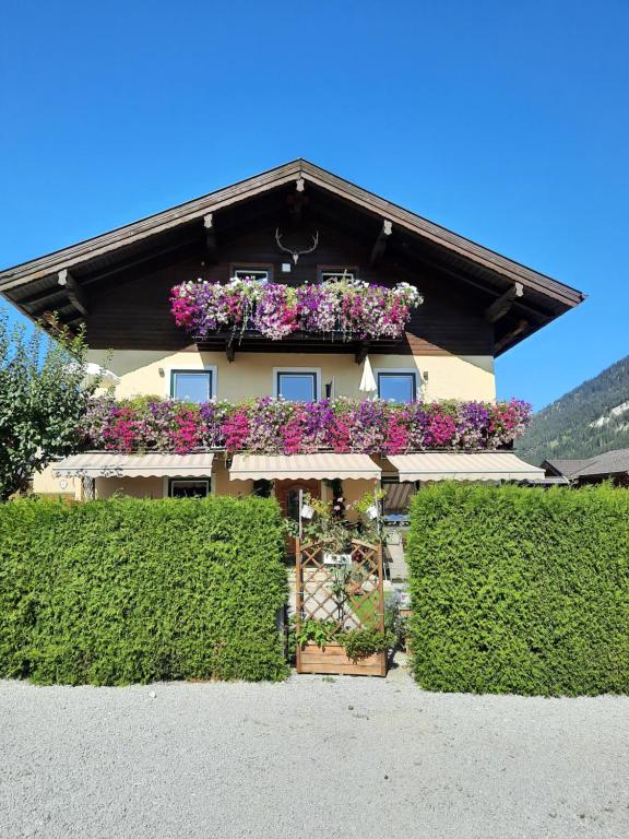 um edifício com flores ao lado em Haus Christlum em Achenkirch