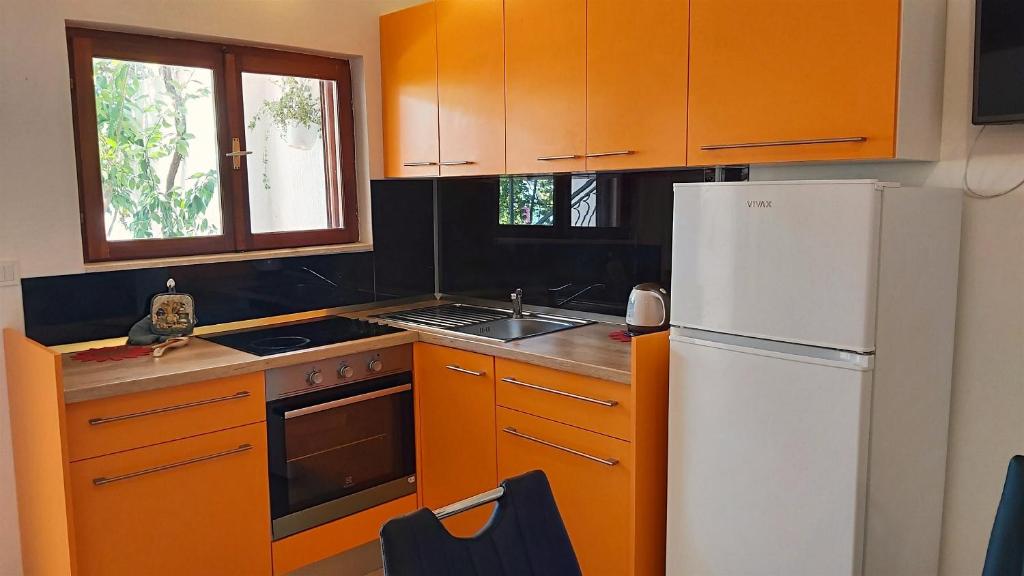Kuchyň nebo kuchyňský kout v ubytování Apartments Gajo