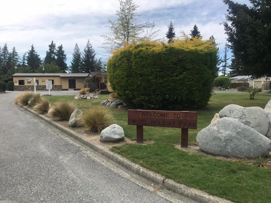 una bienvenida a la señal del parque Westbury al costado de una carretera en Twizel Holiday Park en Twizel