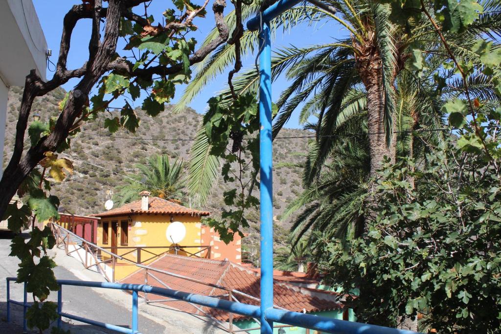 einen Blick auf ein Gebäude mit einem Berg im Hintergrund in der Unterkunft Casas Rurales Pie de la Cuesta1 in Vallehermoso