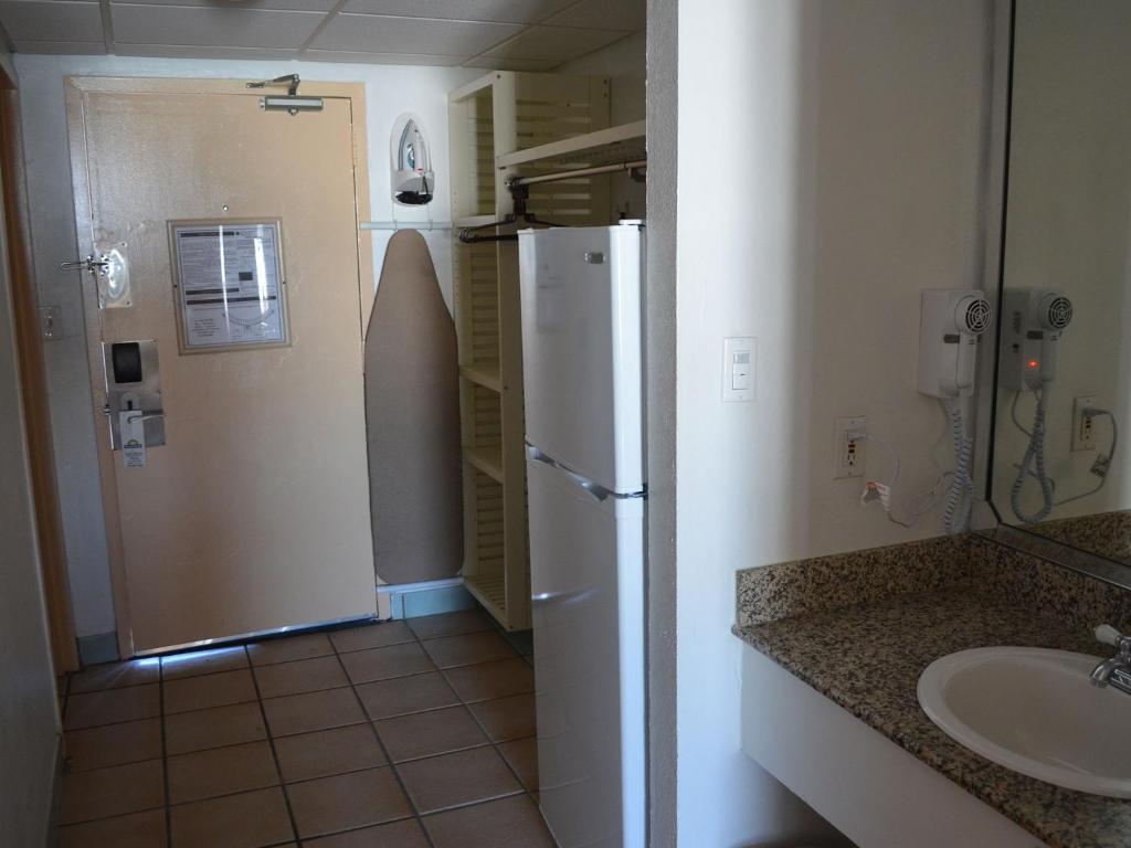 Days Inn by Wyndham Panama City Beach Beachfront Resort photo
