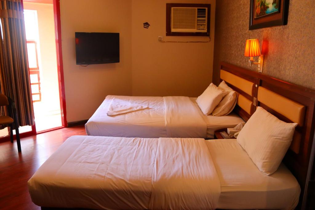 Postel nebo postele na pokoji v ubytování Downtown Hotel