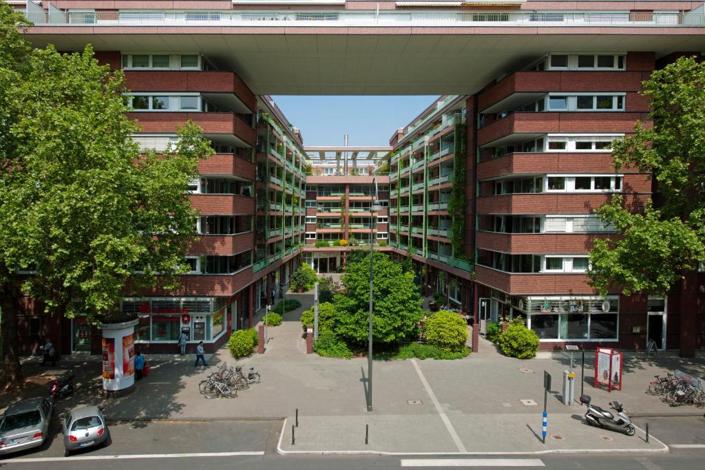 una vista aérea de un aparcamiento frente a un edificio en Residenz am Dom Boardinghouse Apartments en Colonia