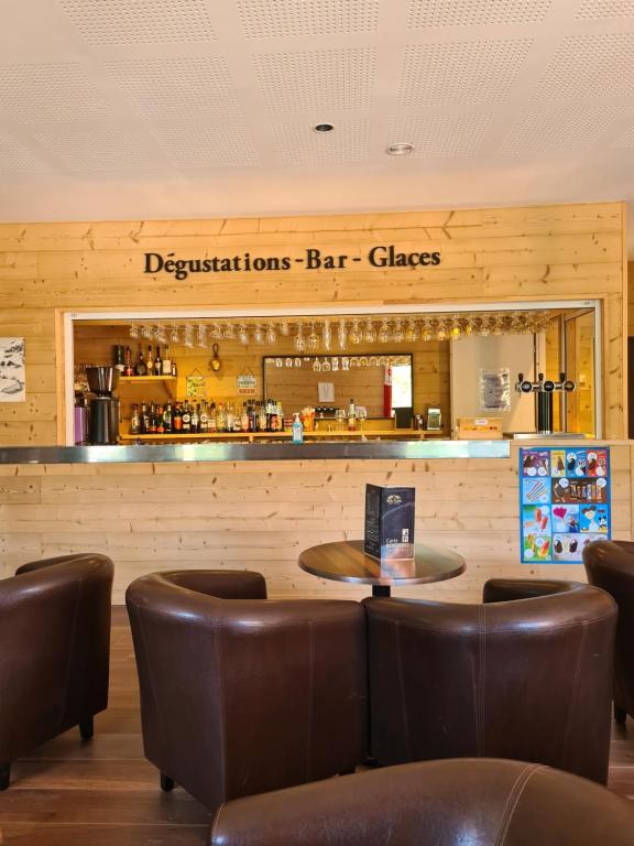 Getränke in der Unterkunft Hôtel Le Picors