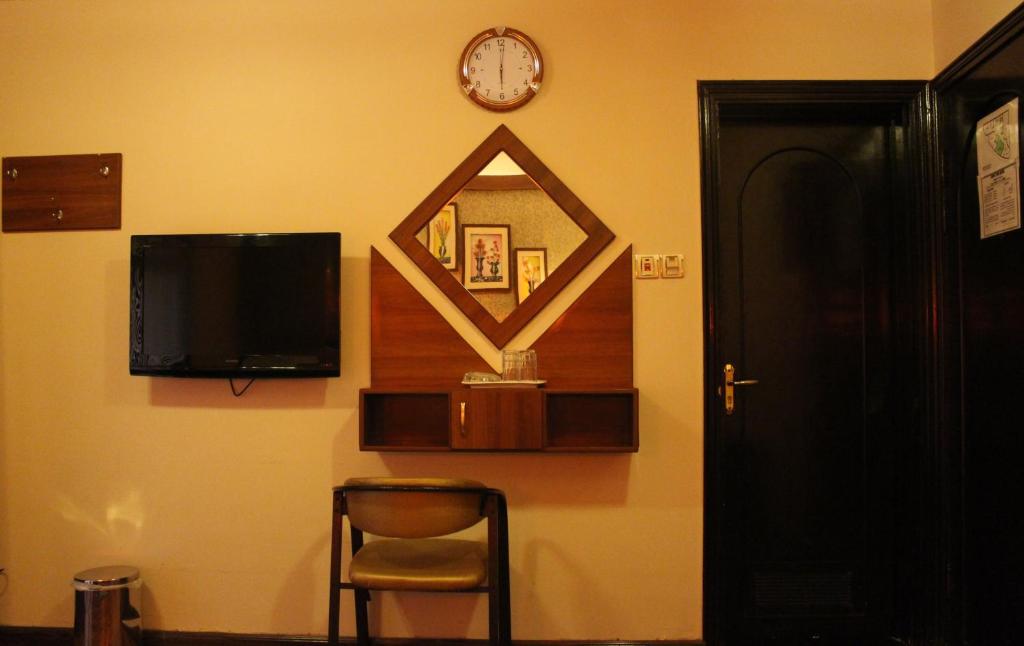 TV a/nebo společenská místnost v ubytování Downtown Hotel