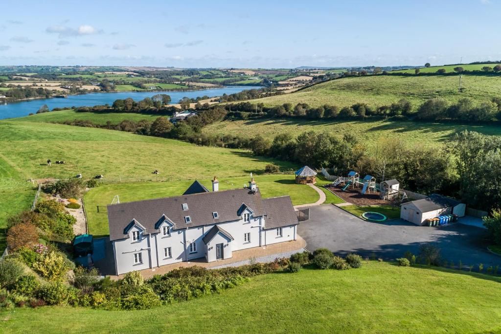 une vue aérienne sur une grande maison dans un champ dans l'établissement Four Winds,Kinsale Town,Exquisite holiday homes,sleeps 26, à Kinsale