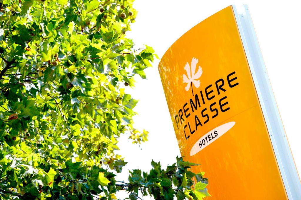 Un panneau orange qui indique l'abus de logiciel à côté d'un arbre dans l'établissement Premiere Classe La Rochelle Sud - Angoulins, à Angoulins-sur-Mer