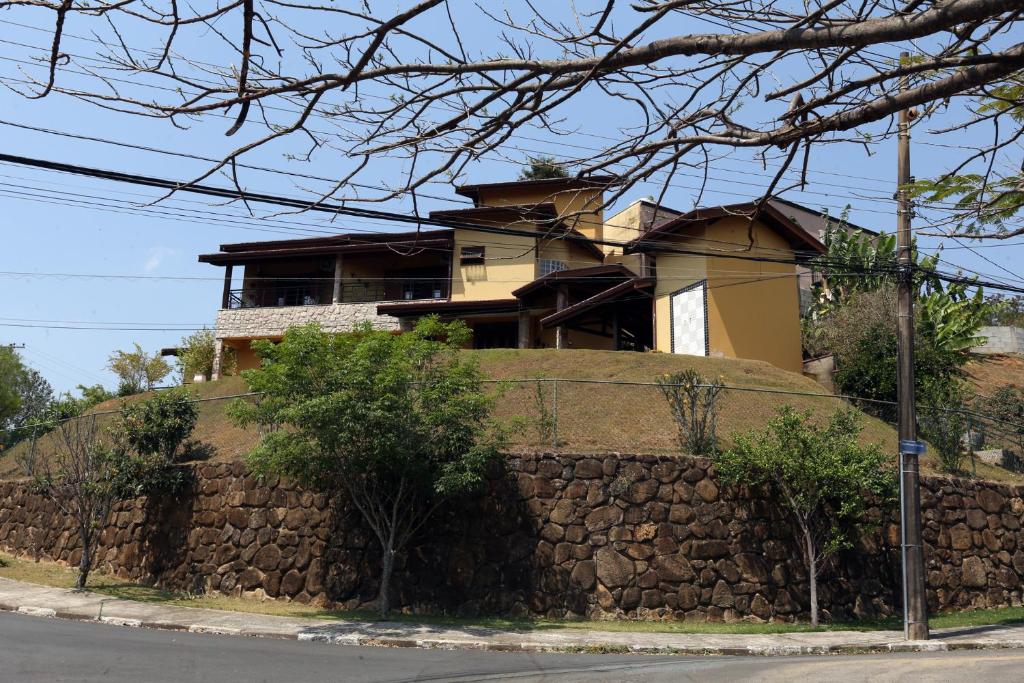 a house on top of a stone wall at Um paraiso em meio à cidade in Campinas
