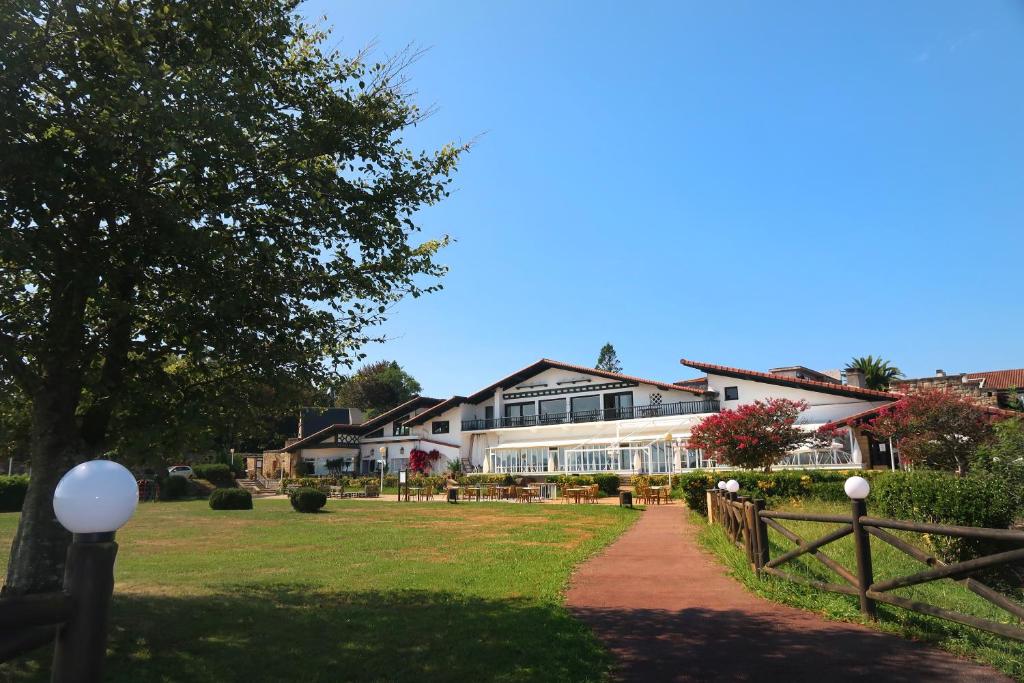 a view of the house from the garden at Hotel Gudamendi in San Sebastián