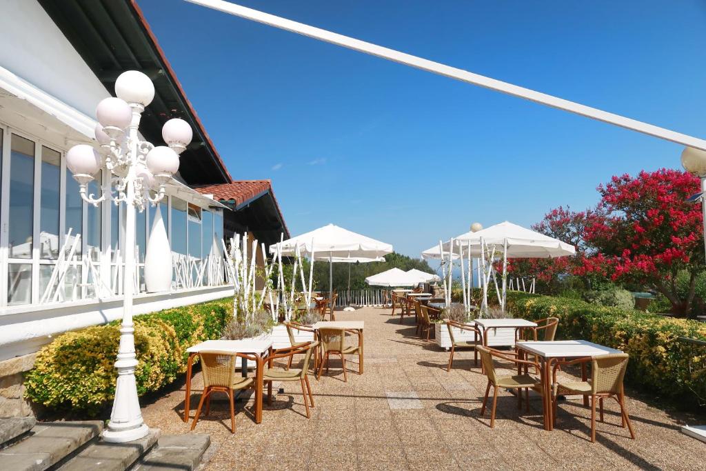 Reštaurácia alebo iné gastronomické zariadenie v ubytovaní Hotel Gudamendi