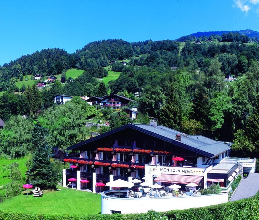 a building on a hill with a mountain at Hotel Montjola Nova in Schruns