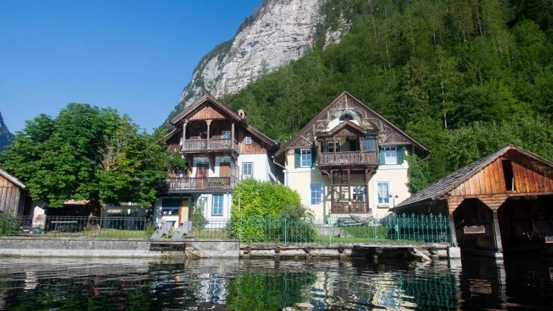 a group of houses next to a body of water at Ferienwohnung KraftTanken in Hallstatt