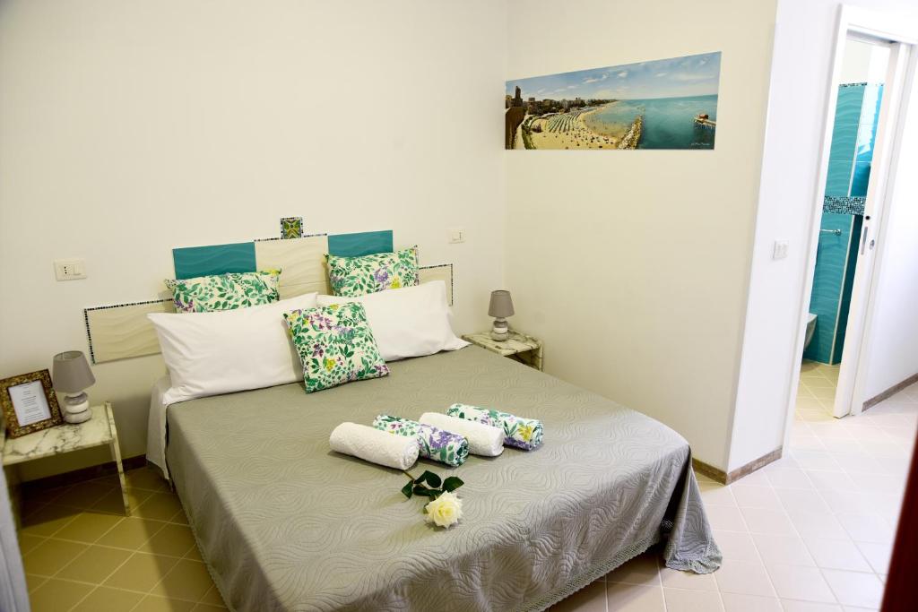 ein Schlafzimmer mit einem Bett mit Handtüchern darauf in der Unterkunft Armonia Rooms in Termoli