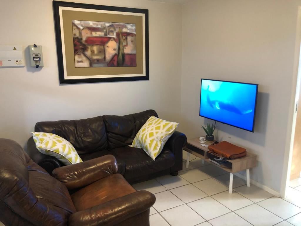 Malachite Mews - Centrally Located Cosy Apartment In Knysna - Image 13