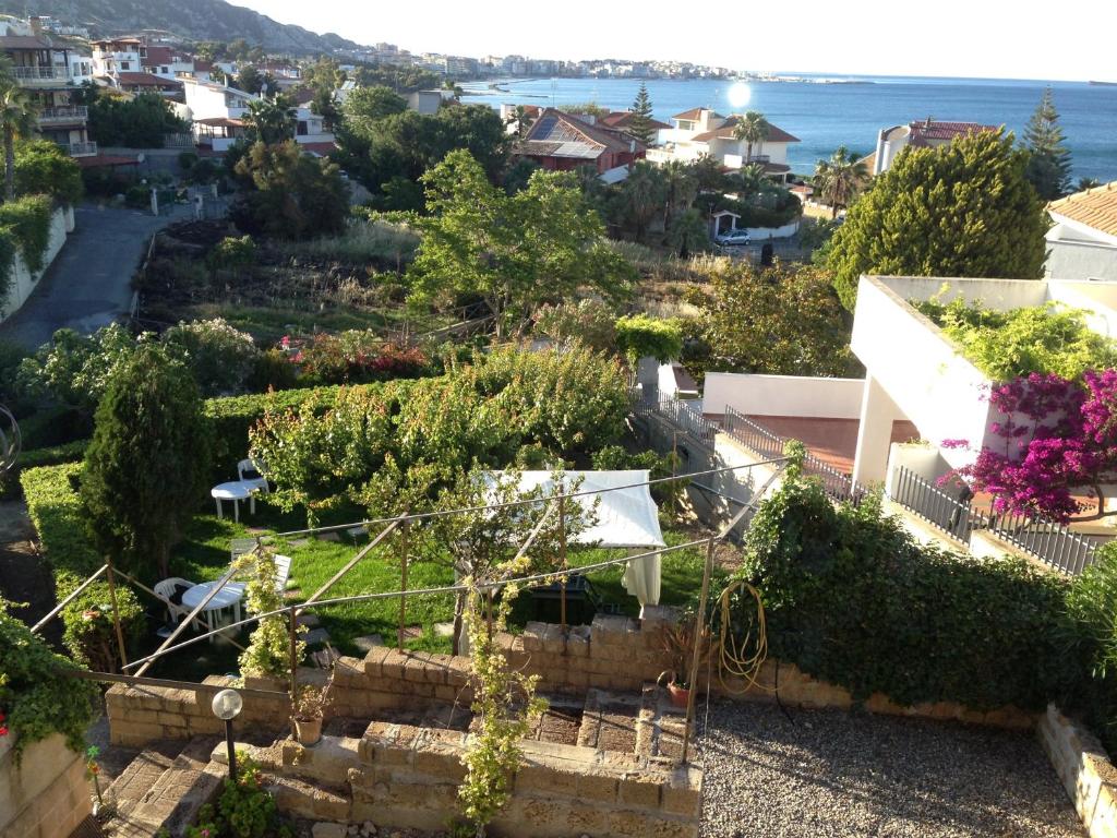 a view of the garden from the house at B&B Magna Grecia in Crotone