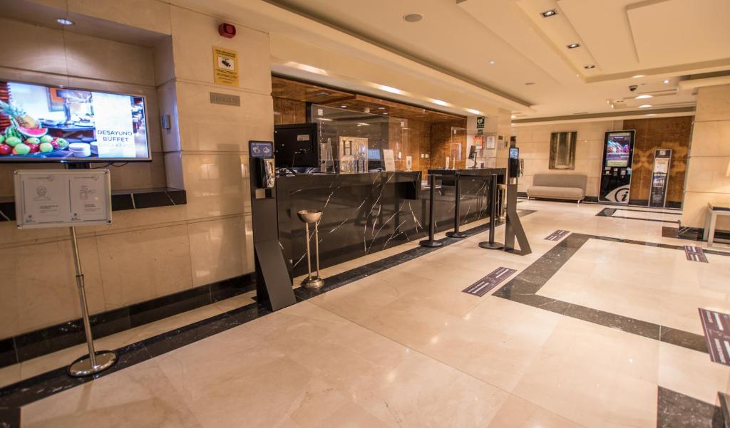 TV a/nebo společenská místnost v ubytování Hotel Andalucía Center