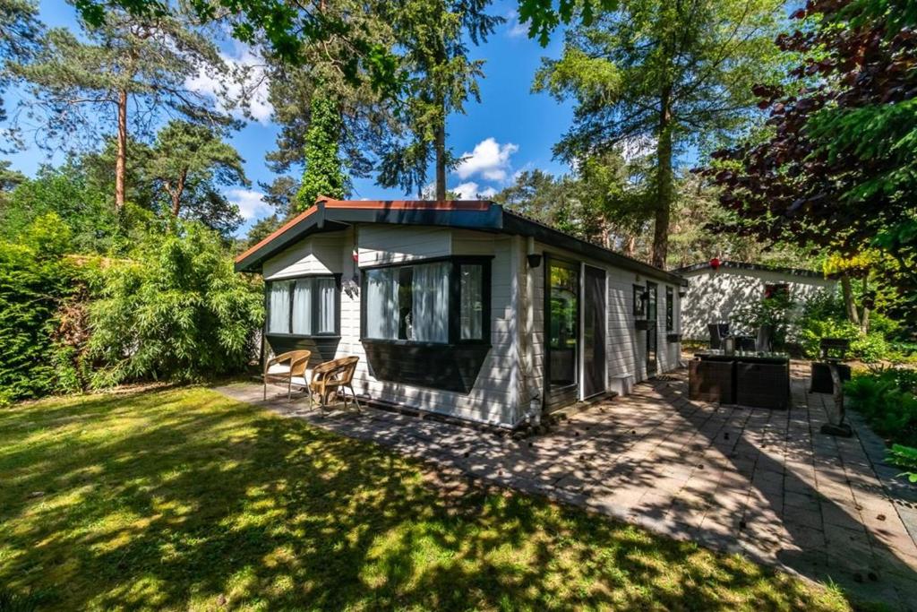 een klein huisje midden in een tuin bij Chalet "de Hazelnoot" te Diever in Diever