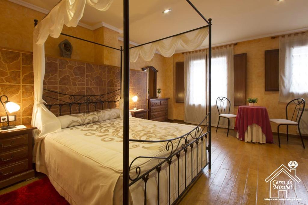 Llit o llits en una habitació de Casa Rural Cerro de Mirabel