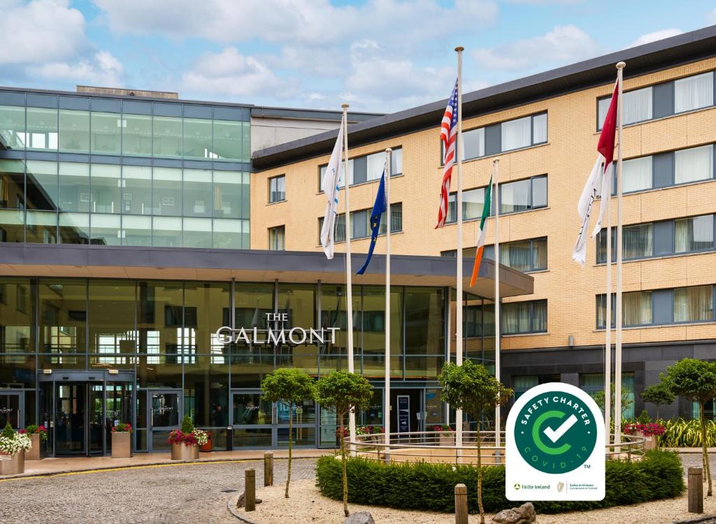un edificio de oficinas con banderas delante en The Galmont Hotel & Spa en Galway
