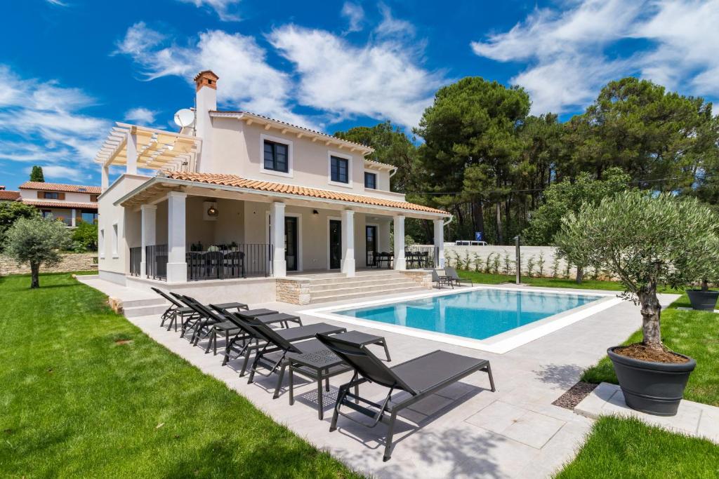 uma villa com piscina e relvado em Villa Cavallina em Barban