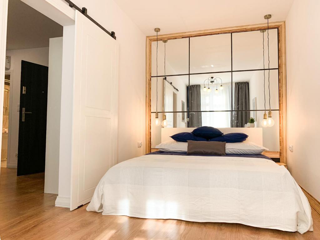 Posteľ alebo postele v izbe v ubytovaní Apartamenty Centrum - Szafirowy i Szmaragdowy