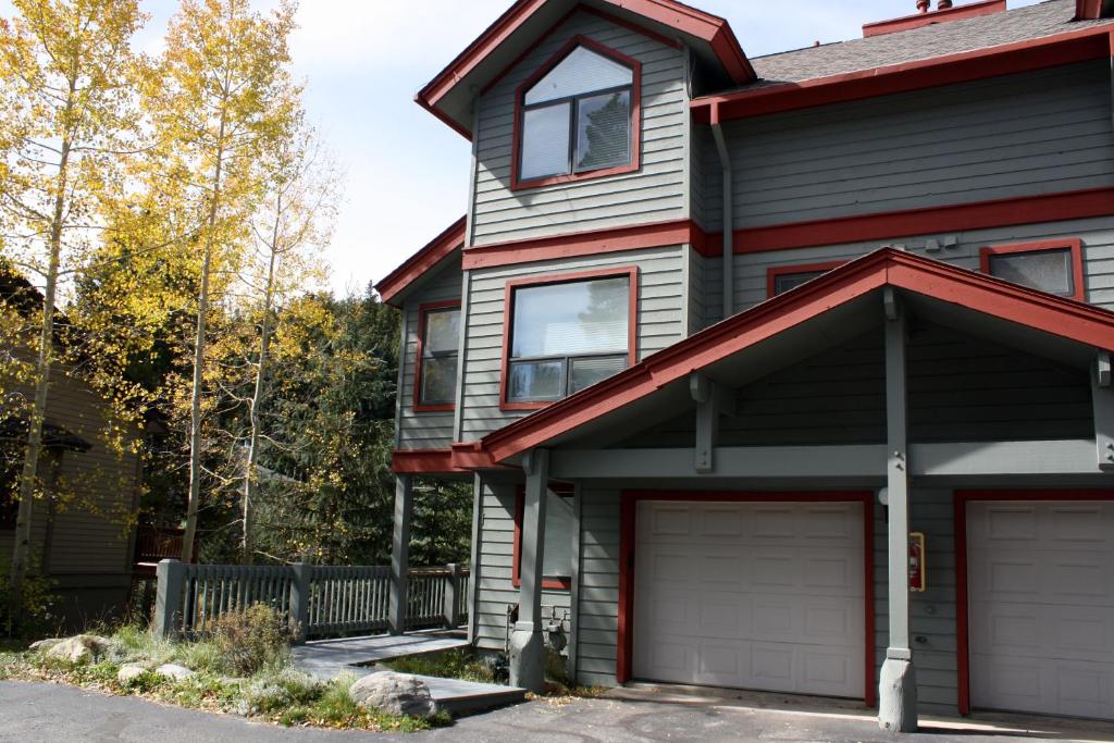 ein Haus mit zwei Garagentoren davor in der Unterkunft Pinecreek #I - 4 BR - Private Hot Tub - Close to Town - Shuttle to Slopes in Breckenridge
